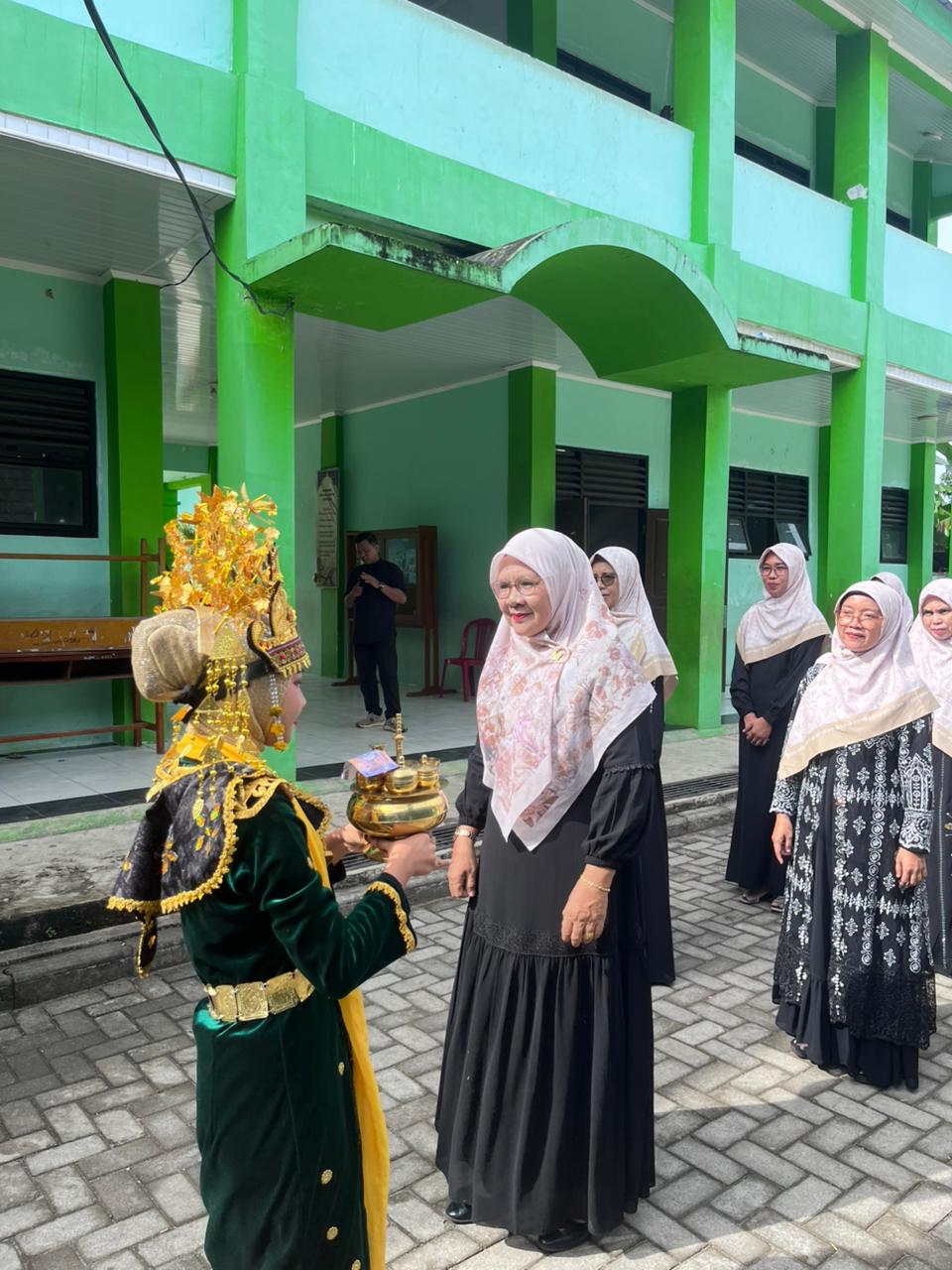 KEPALA MIN 1 KAUR LEPAS 88 SISWA SISWI KELAS 6, DAN APRESIASI DEDIKASI DEWAN GURU